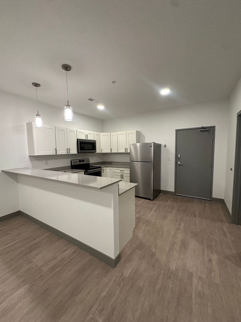 Red Wing Apartment: 222 Bush Street