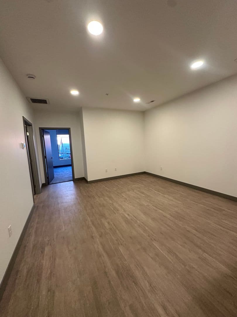 Red Wing Apartment: 222 Bush Street
