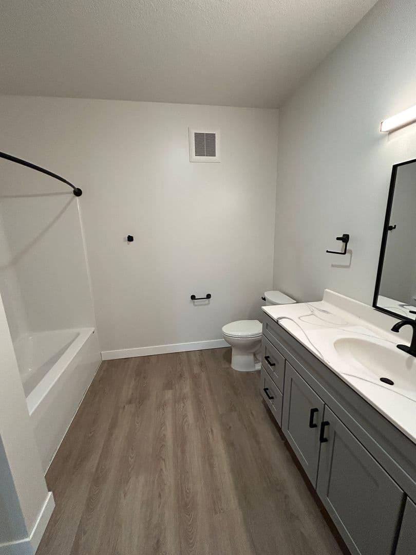 Madelia Apartment: 116 W Main Street