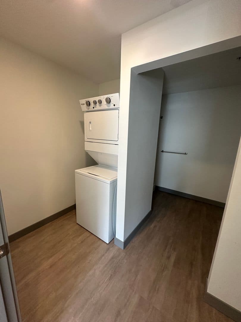 Red Wing Apartment: 222 Bush Street