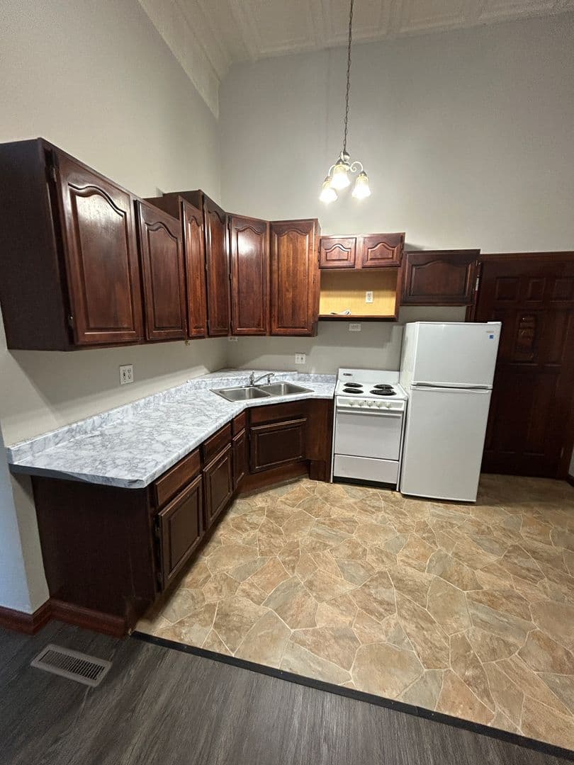 Saint Peter Apartment: 208-212 S Minnesota Avenue