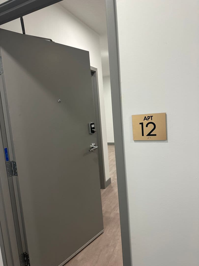 Red Wing Apartment: 222 Bush Street