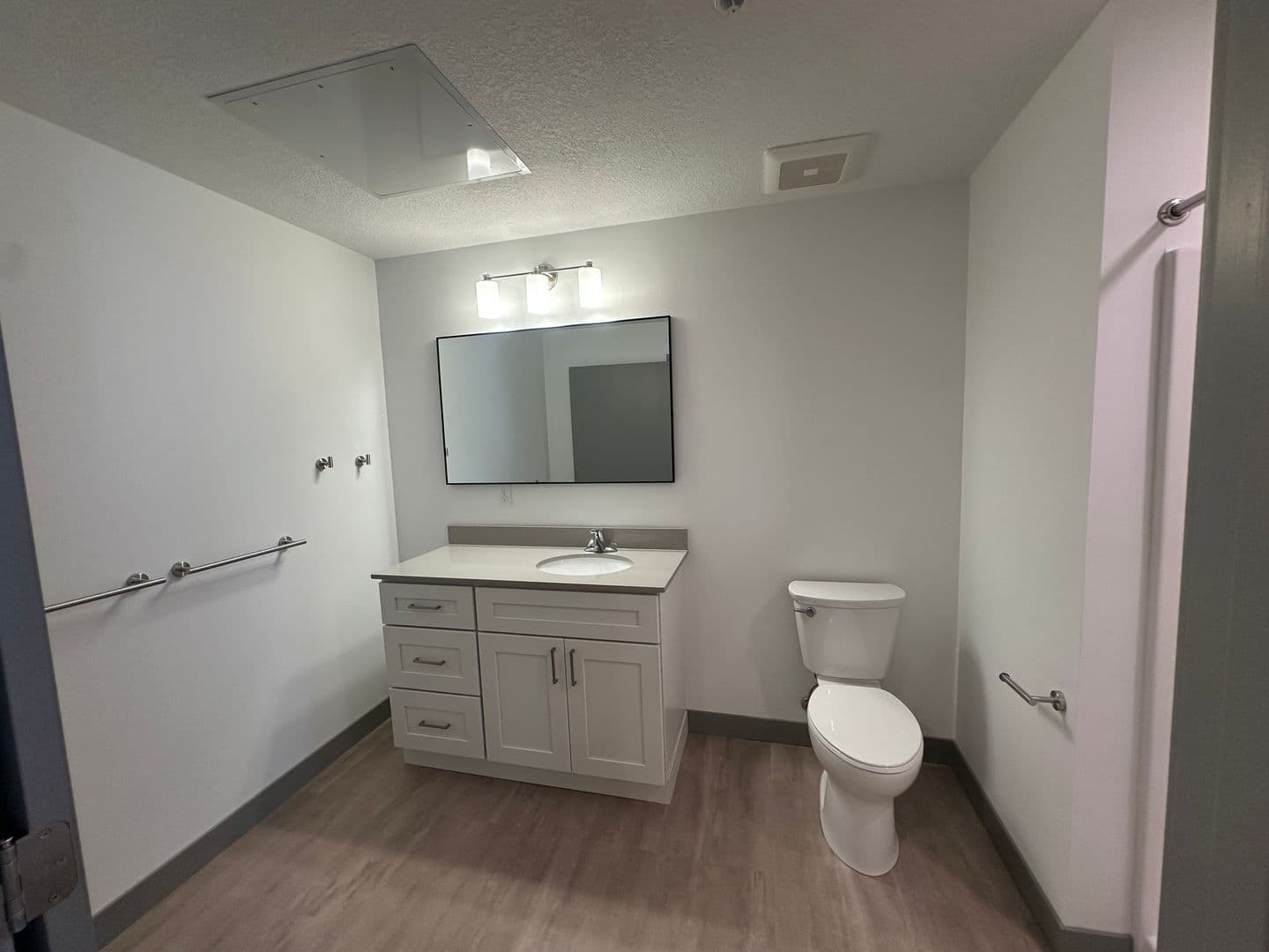 Red Wing Apartment: 222 Bush Street