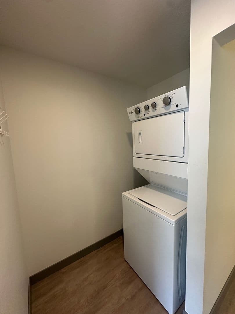 Red Wing Apartment: 222 Bush Street