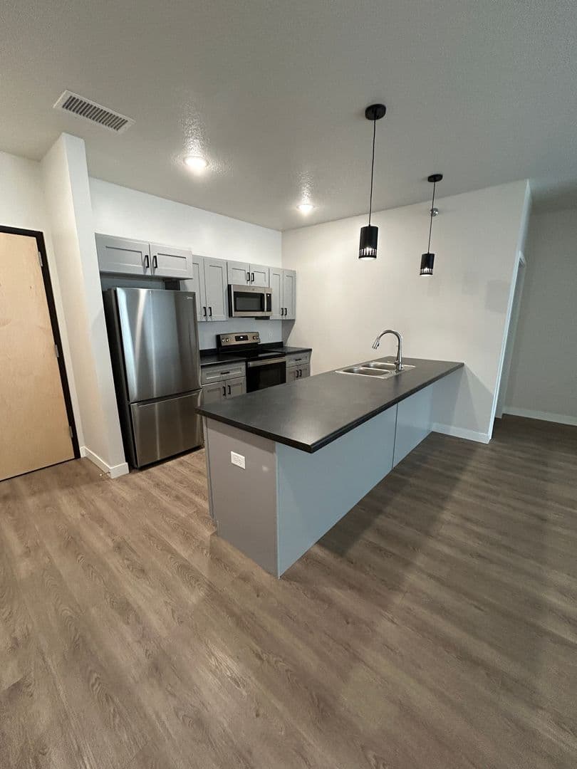 Madelia Apartment: 116 W Main Street