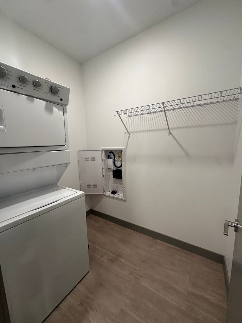 Red Wing Apartment: 222 Bush Street