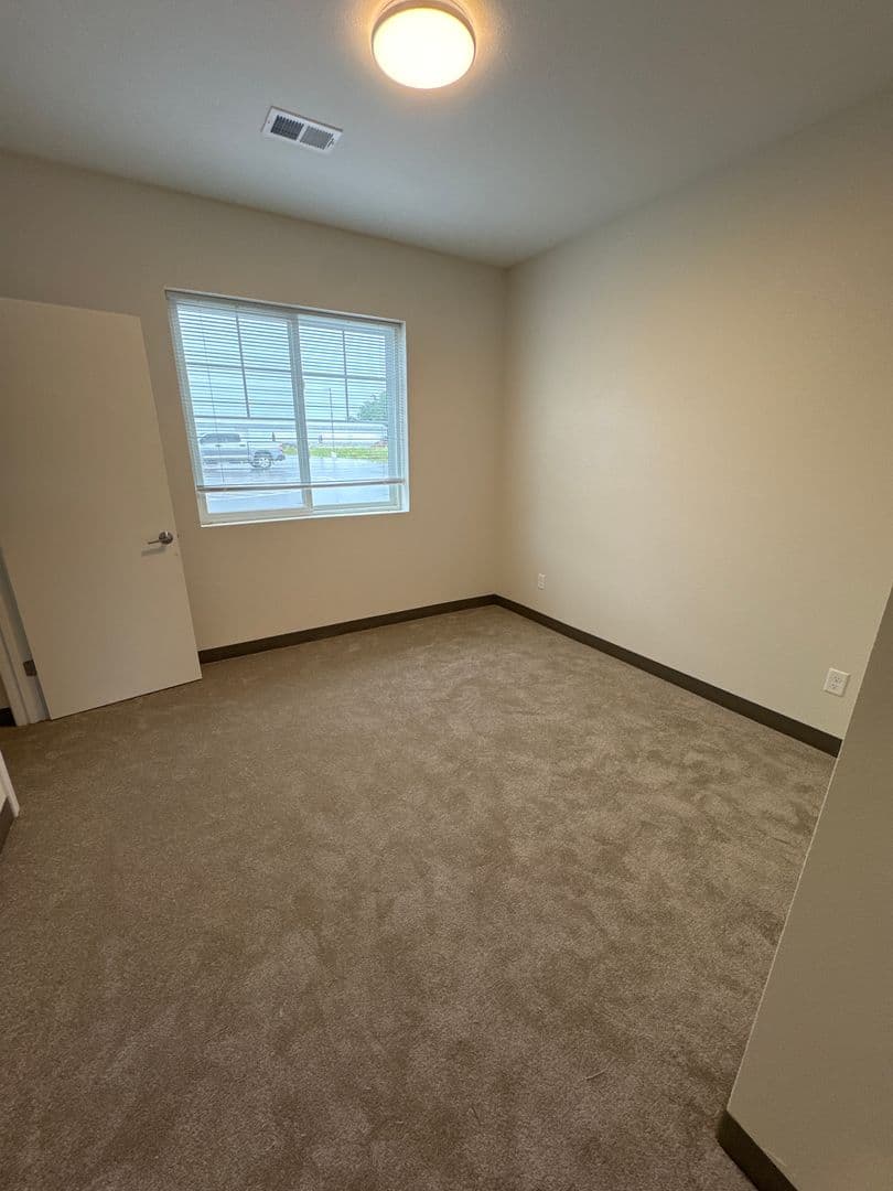 Windom Apartment: 1925 N Redding Avenue