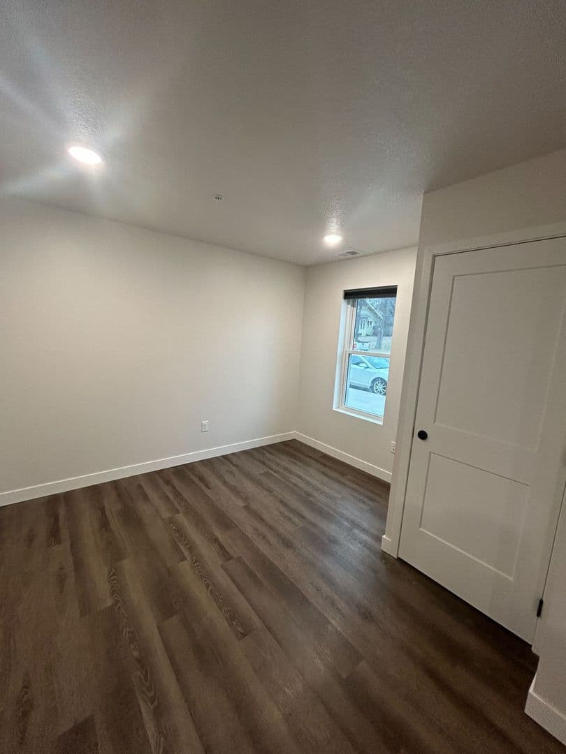 Le Sueur Apartment: 128 S 2nd Street