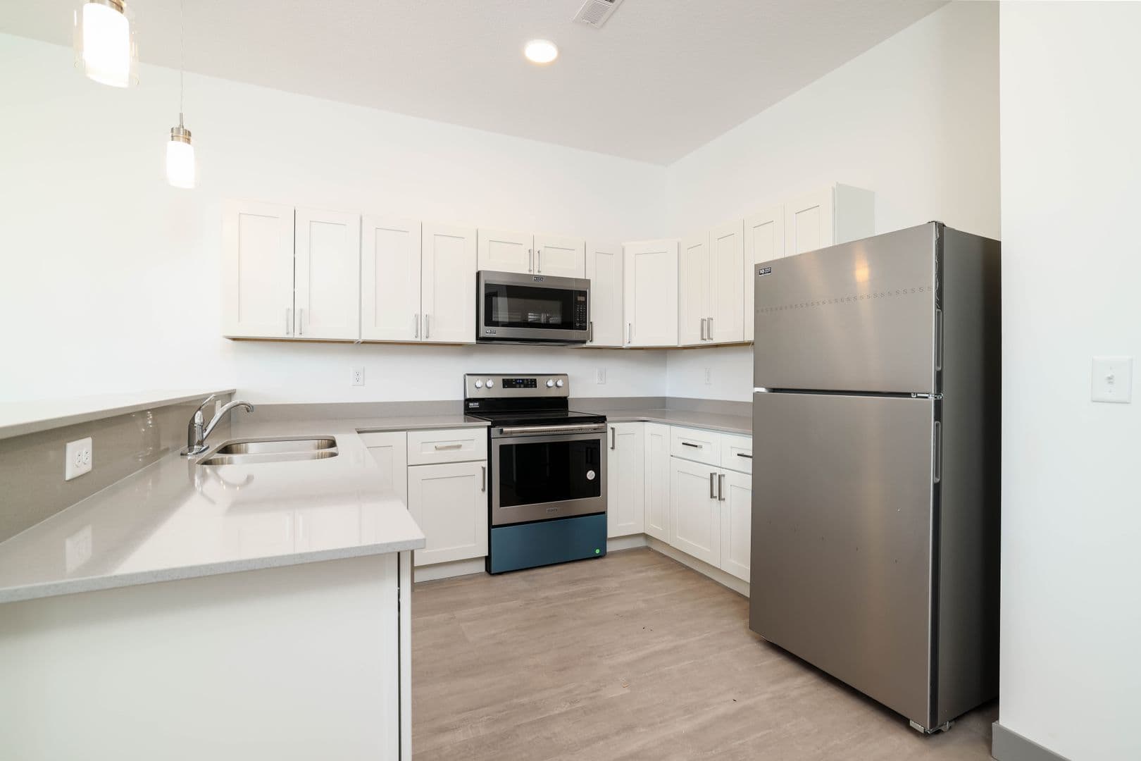 Red Wing Apartment: 222 Bush Street