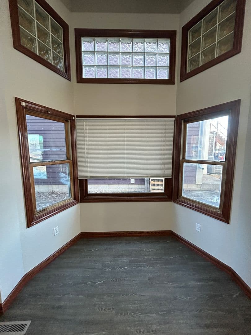 Saint Peter Apartment: 208-212 S Minnesota Avenue