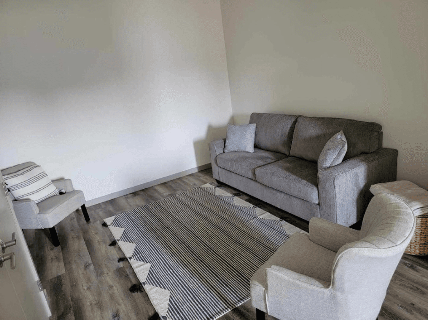 Marshall Apartment: 103 W Lyon Street
