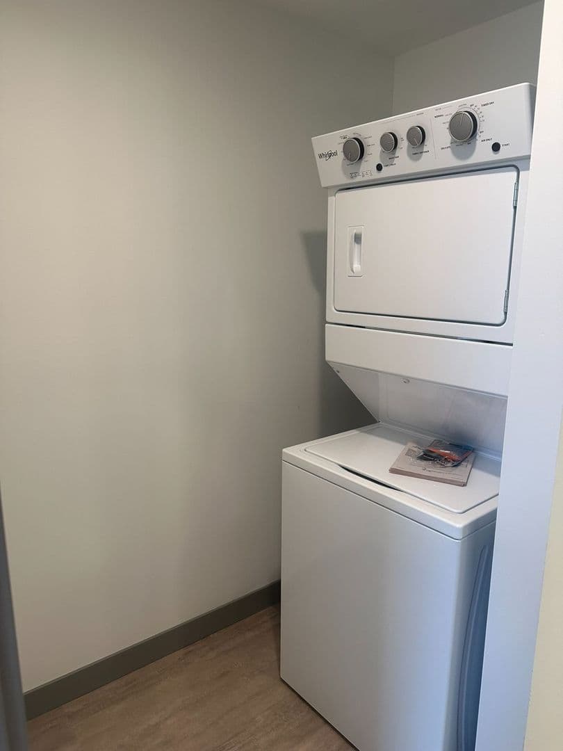 Red Wing Apartment: 222 Bush Street