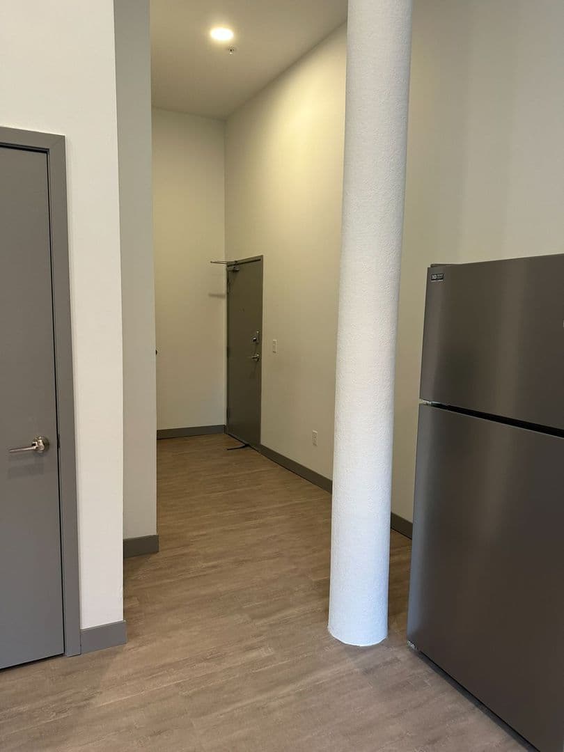 Red Wing Apartment: 222 Bush Street