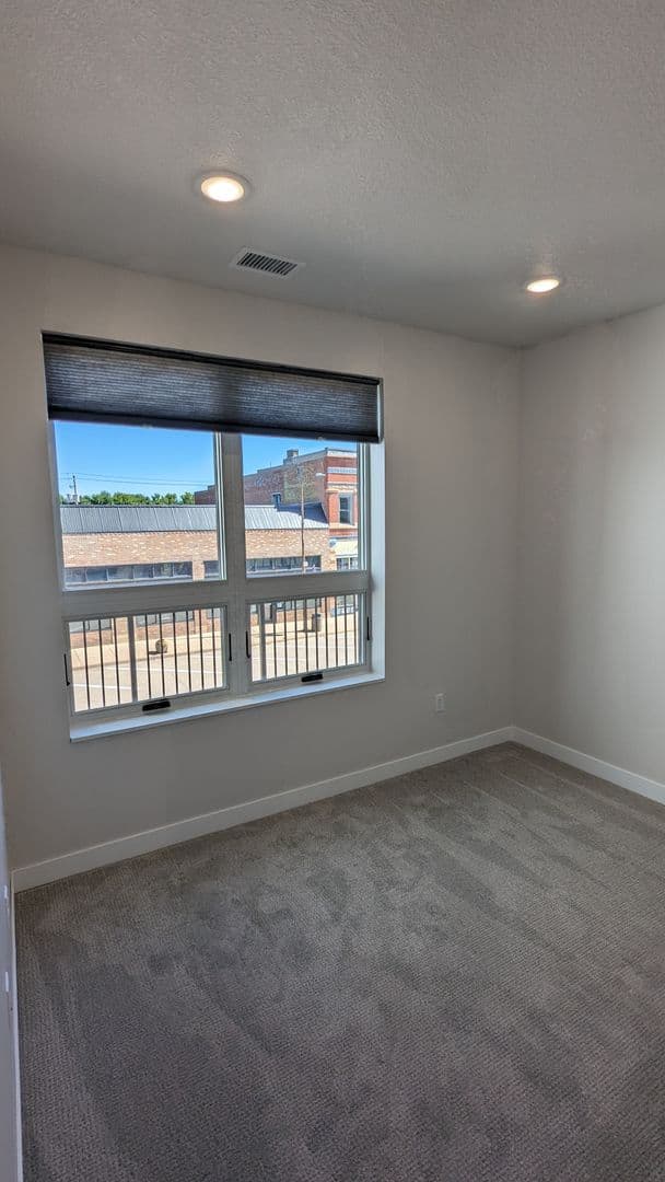 Madelia Apartment: 116 W Main Street