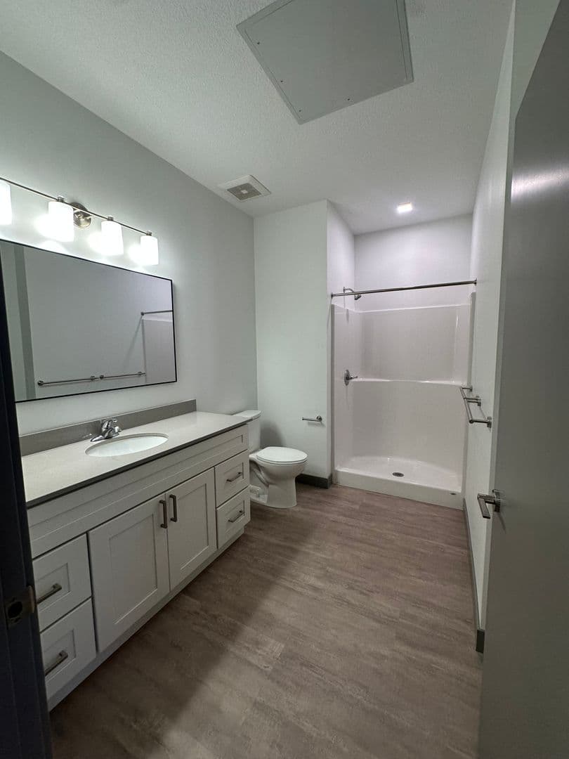 Red Wing Apartment: 222 Bush Street