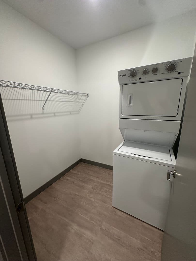 Red Wing Apartment: 222 Bush Street