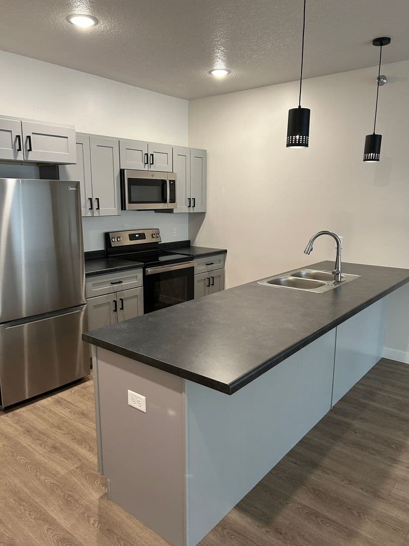 Madelia Apartment: 116 W Main Street