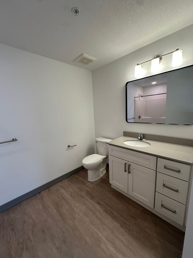 Red Wing Apartment: 222 Bush Street