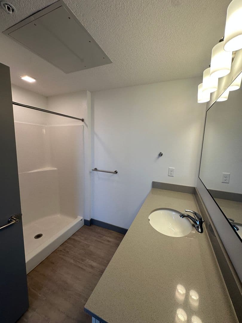 Red Wing Apartment: 222 Bush Street