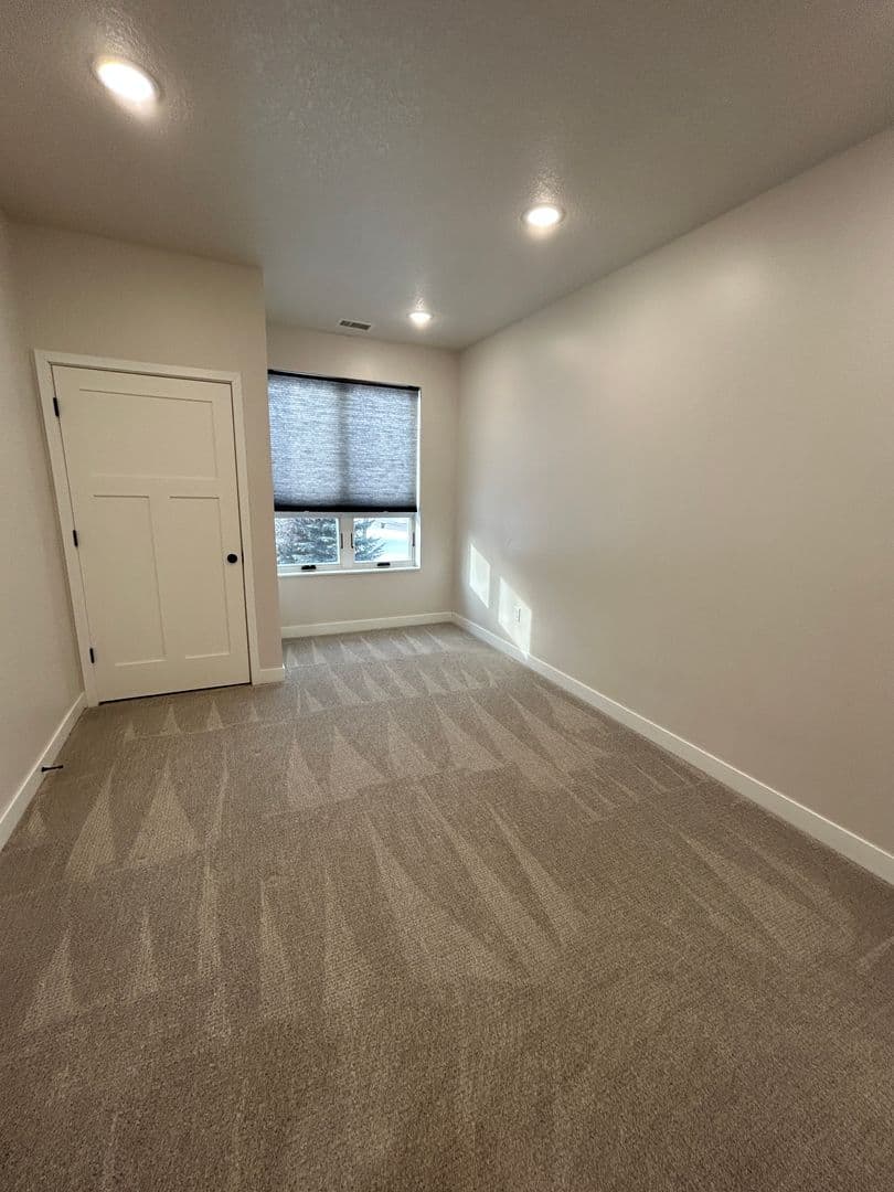 Madelia Apartment: 116 W Main Street