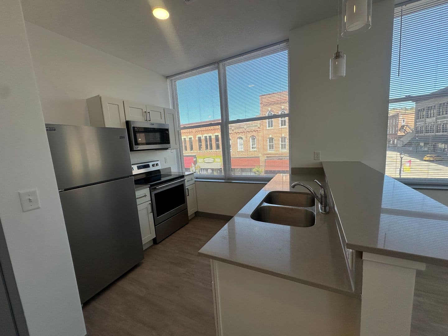 Red Wing Apartment: 222 Bush Street
