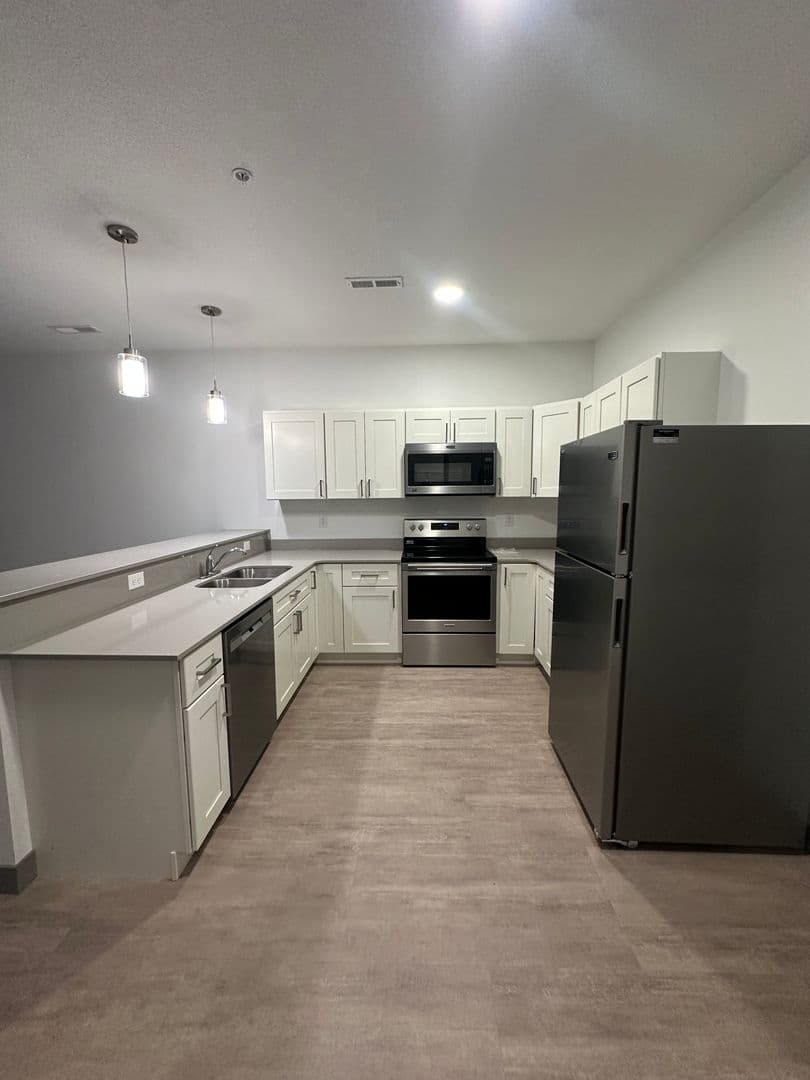 Red Wing Apartment: 222 Bush Street
