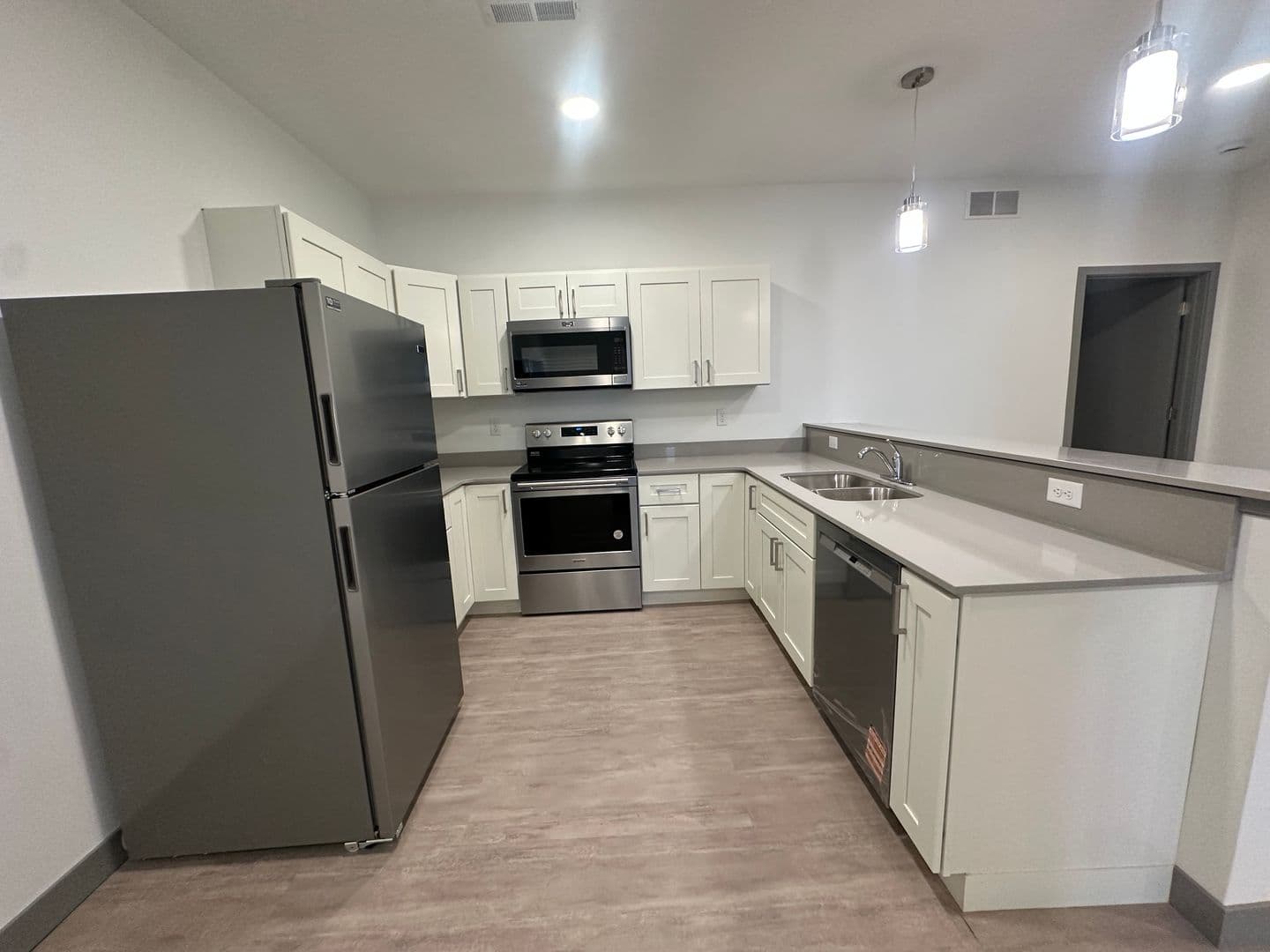 Red Wing Apartment: 222 Bush Street