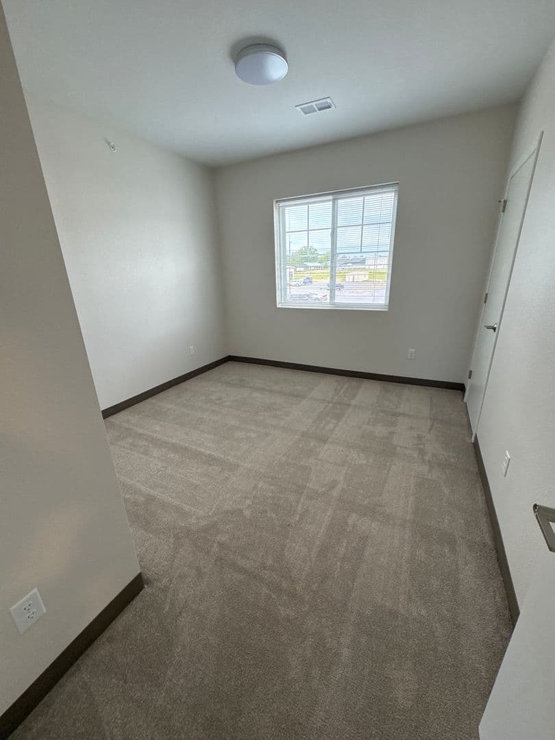 Windom Apartment: 1925 N Redding Avenue