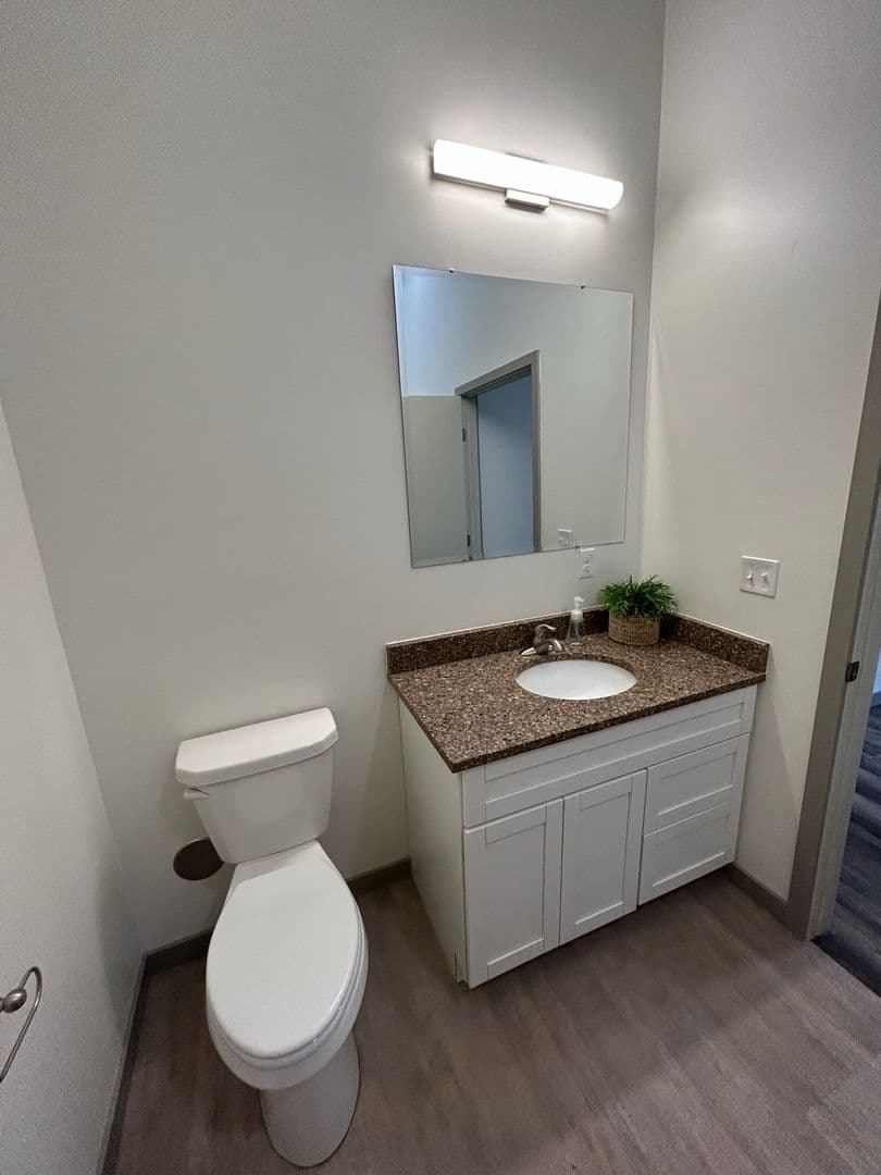 Marshall Apartment: 103 W Lyon Street