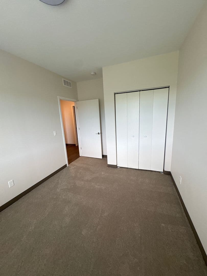 Windom Apartment: 1925 N Redding Avenue