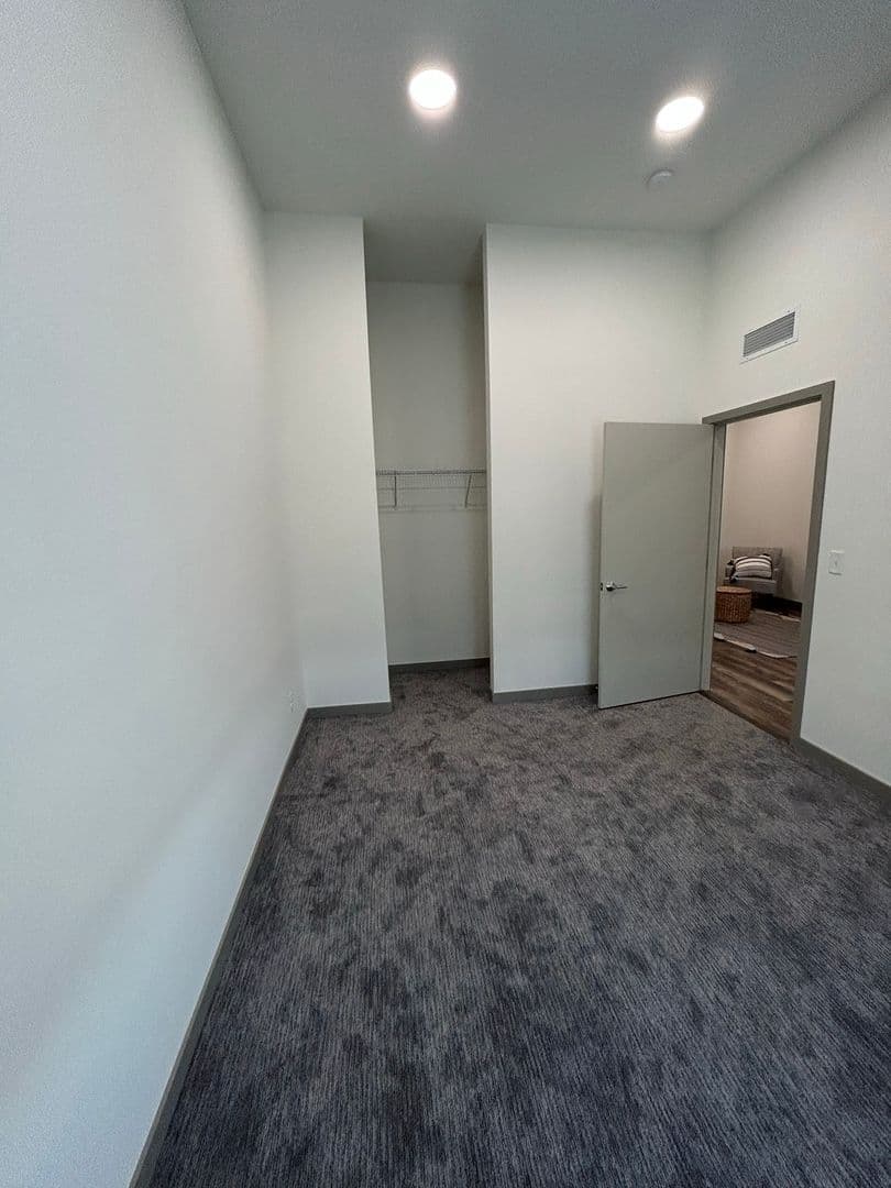 Marshall Apartment: 103 W Lyon Street