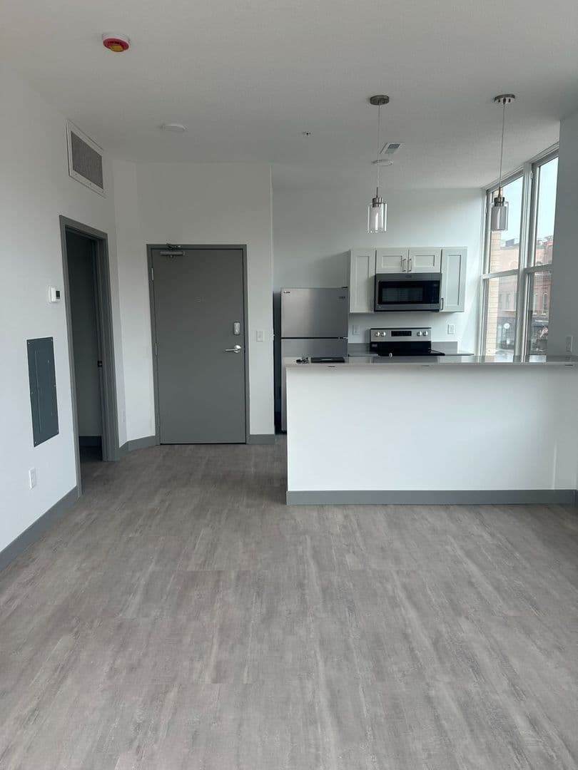 Red Wing Apartment: 222 Bush Street