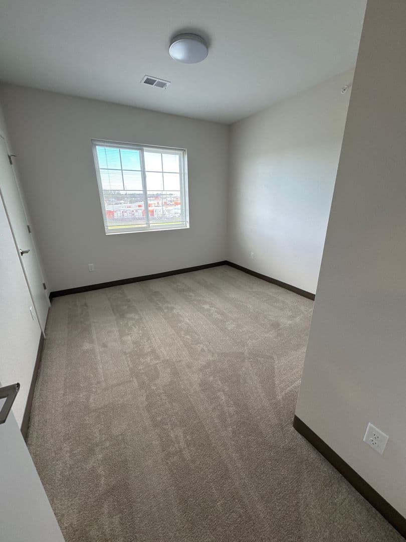 Windom Apartment: 1925 N Redding Avenue