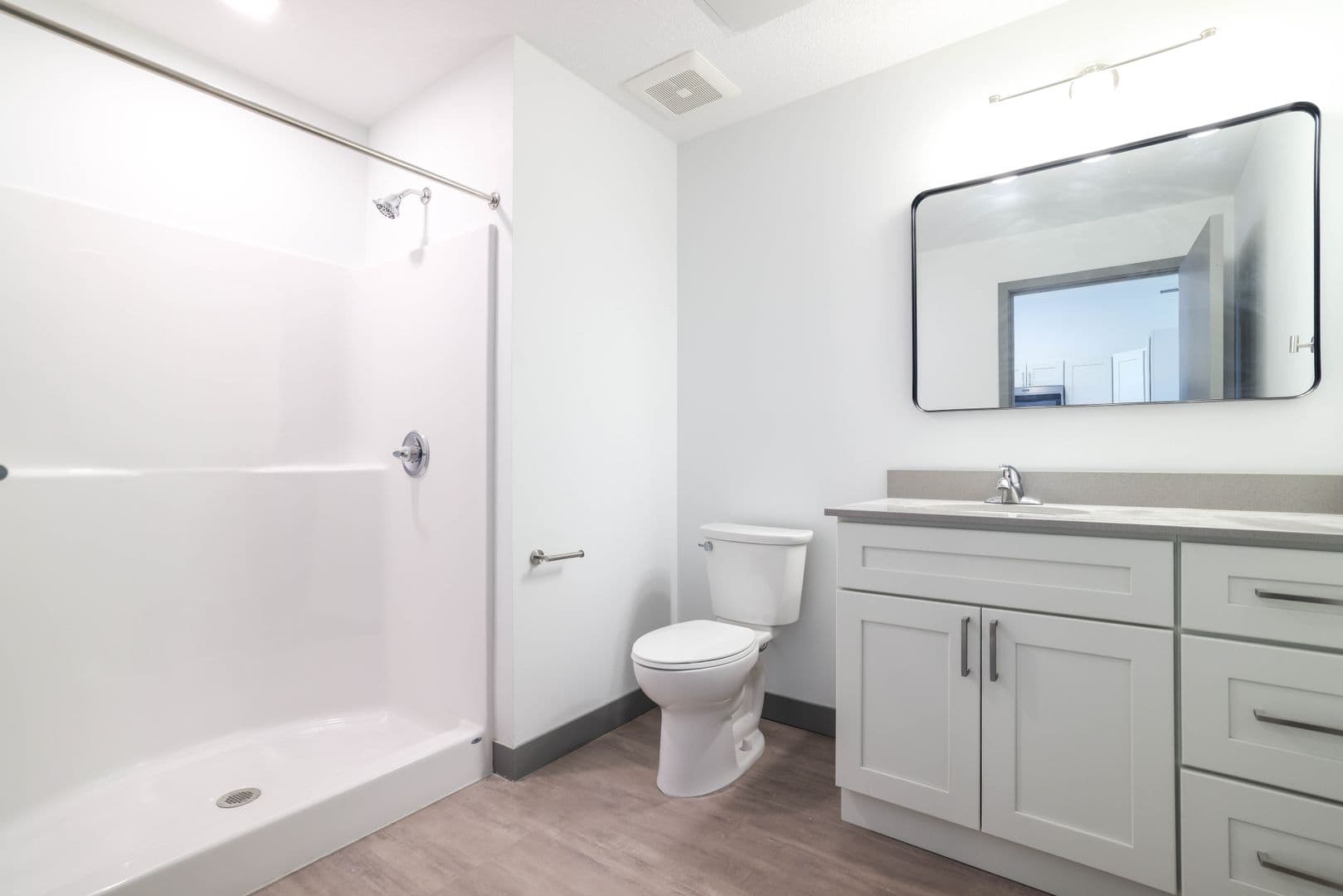 Red Wing Apartment: 222 Bush Street
