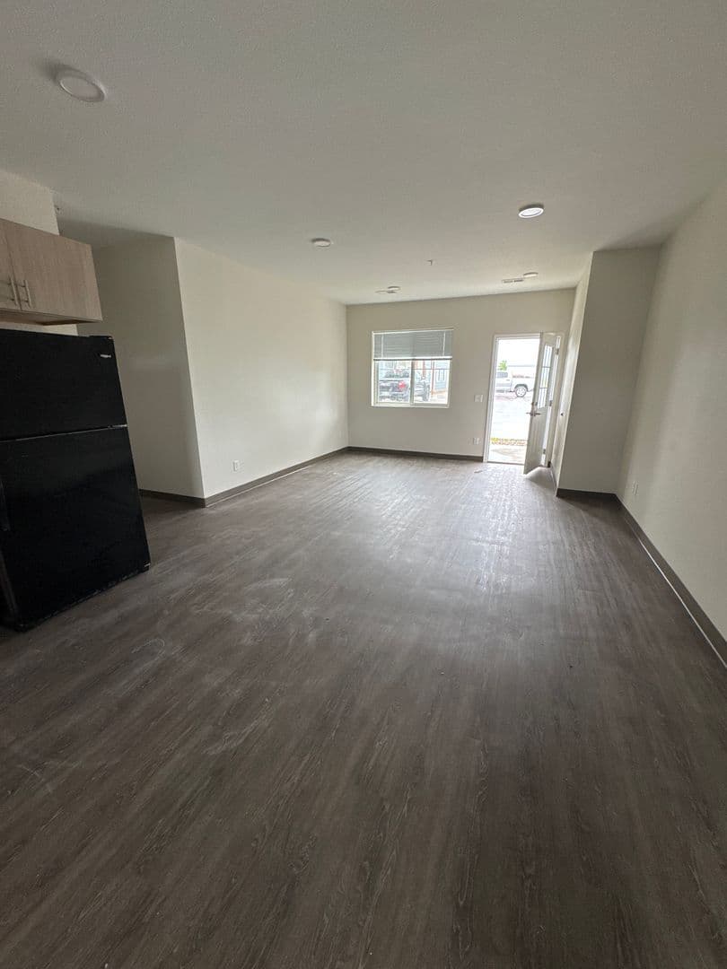 Windom Apartment: 1925 N Redding Avenue