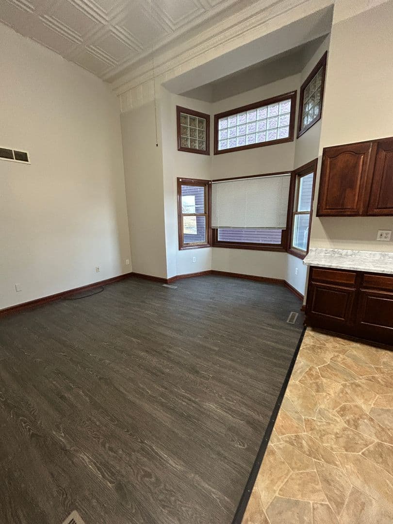 Saint Peter Apartment: 208-212 S Minnesota Avenue