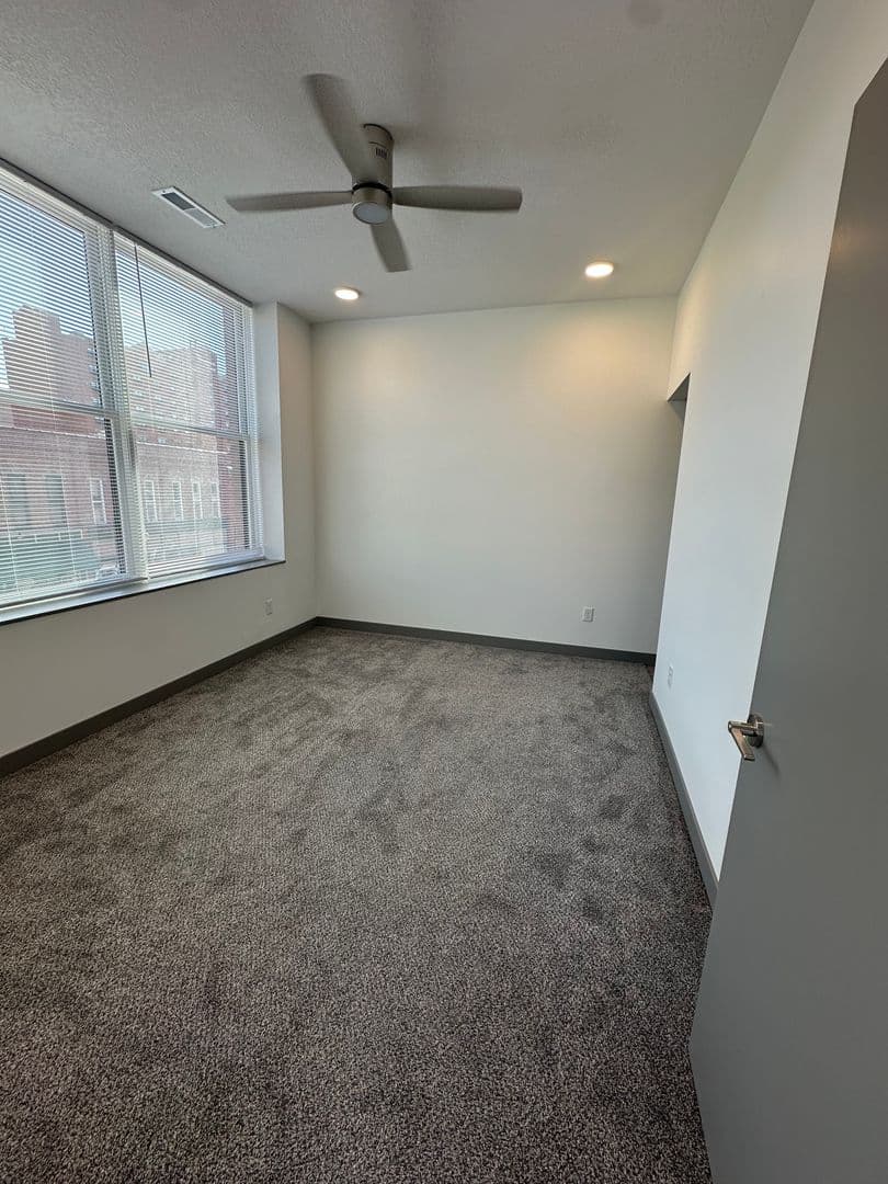 Red Wing Apartment: 222 Bush Street