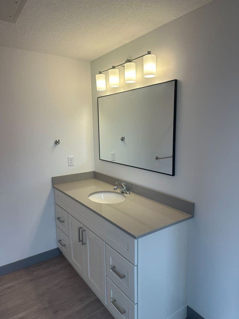 Red Wing Apartment: 222 Bush Street