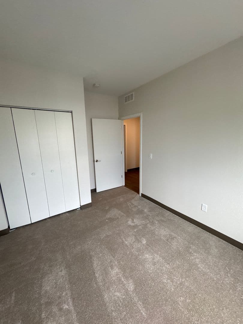 Windom Apartment: 1925 N Redding Avenue