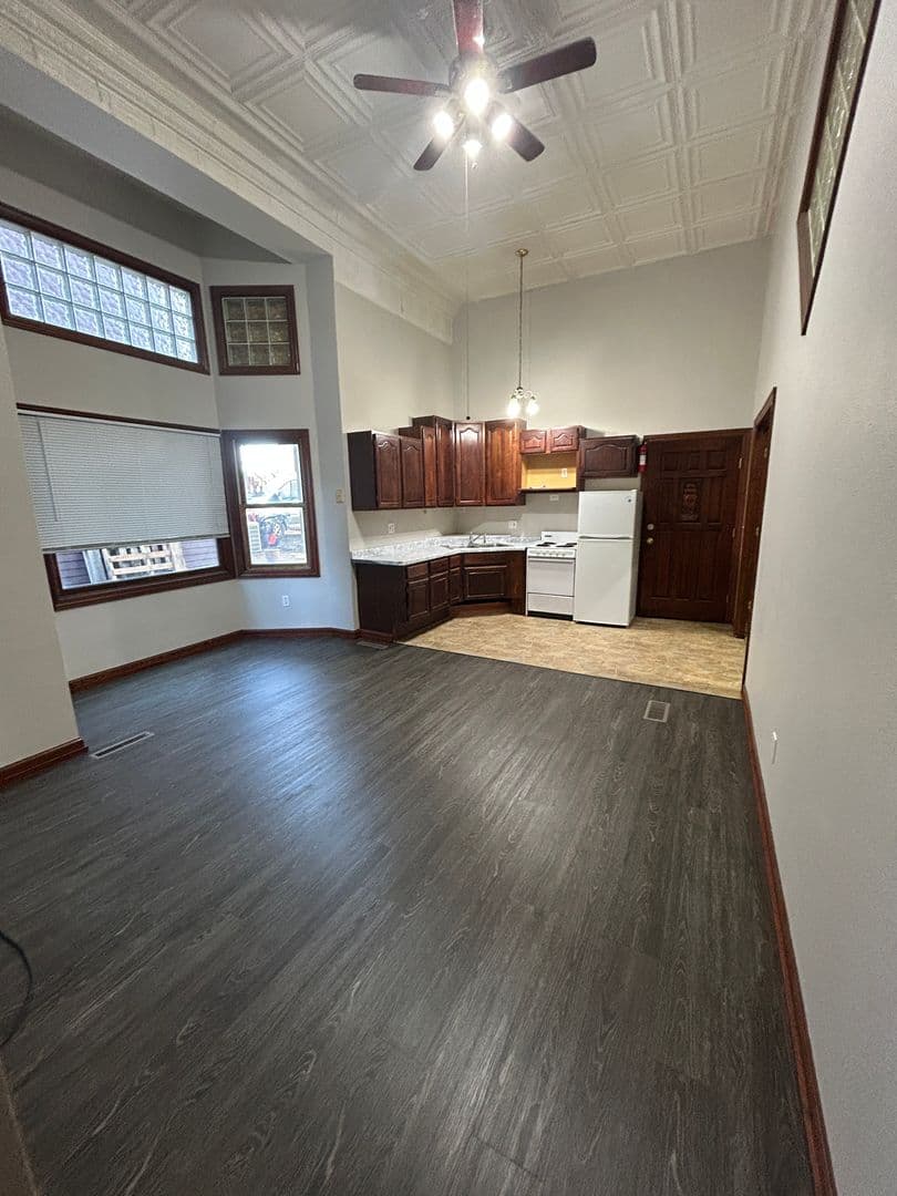 Saint Peter Apartment: 208-212 S Minnesota Avenue
