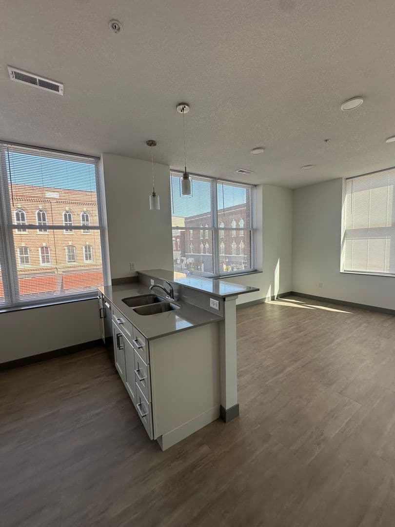 Red Wing Apartment: 222 Bush Street