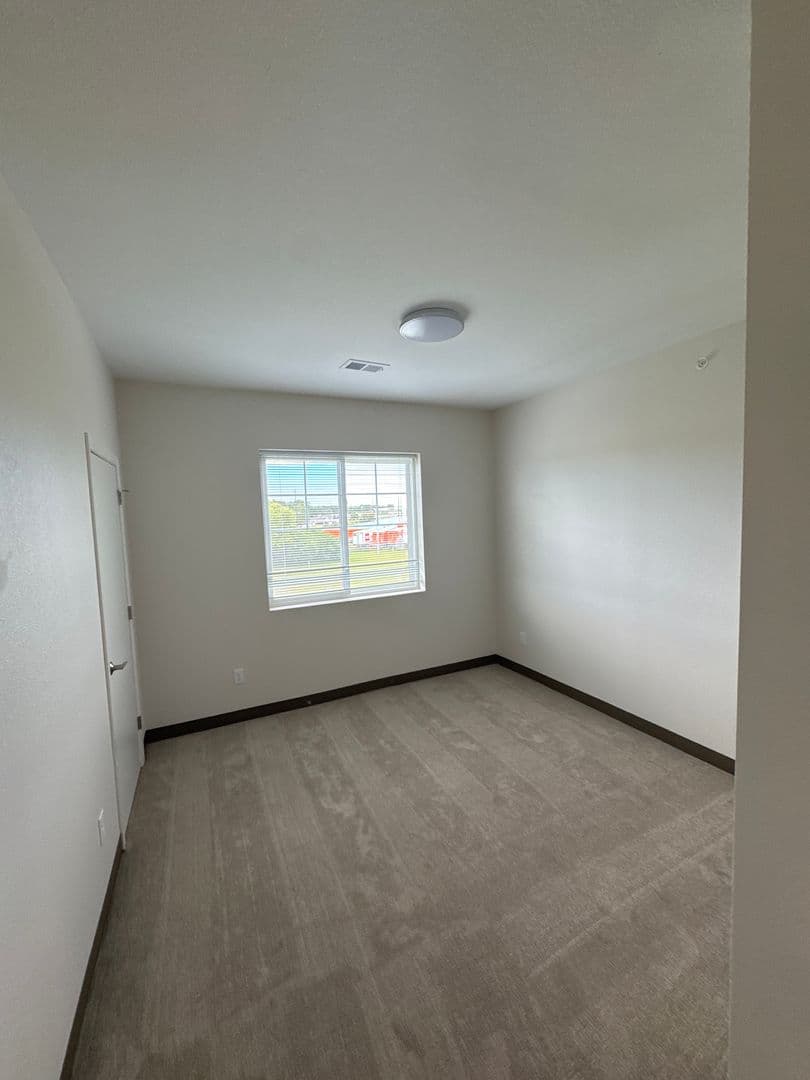 Windom Apartment: 1925 N Redding Avenue