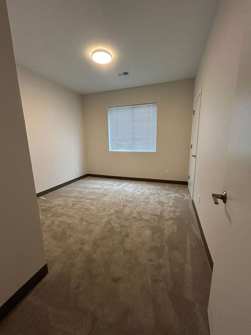 Windom Apartment: 1925 N Redding Avenue