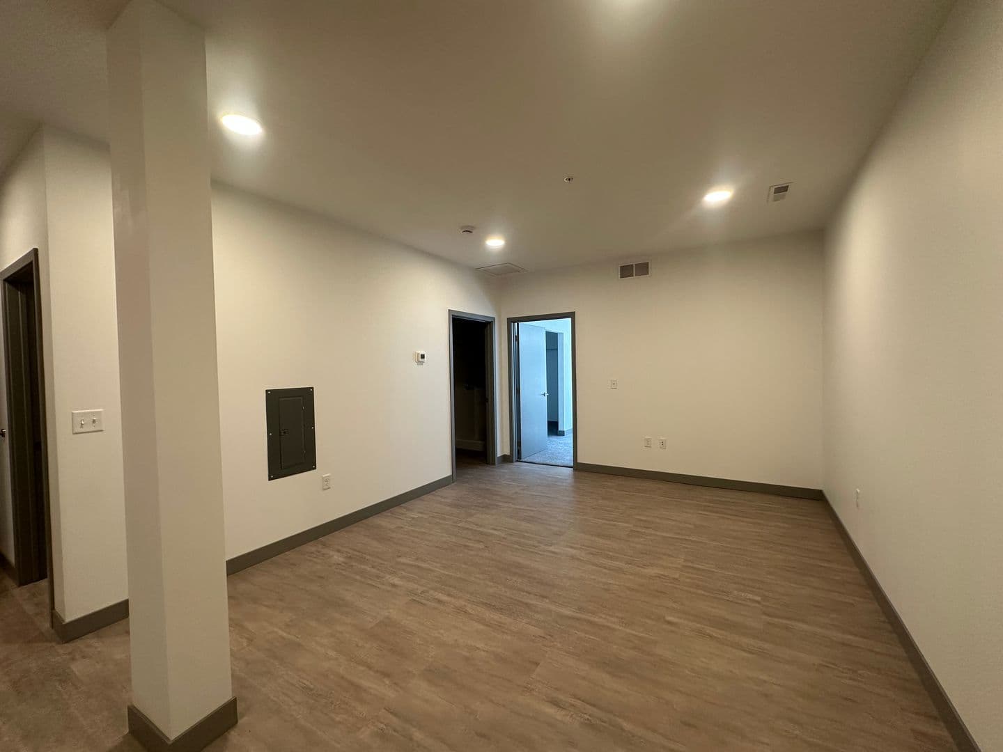 Red Wing Apartment: 222 Bush Street