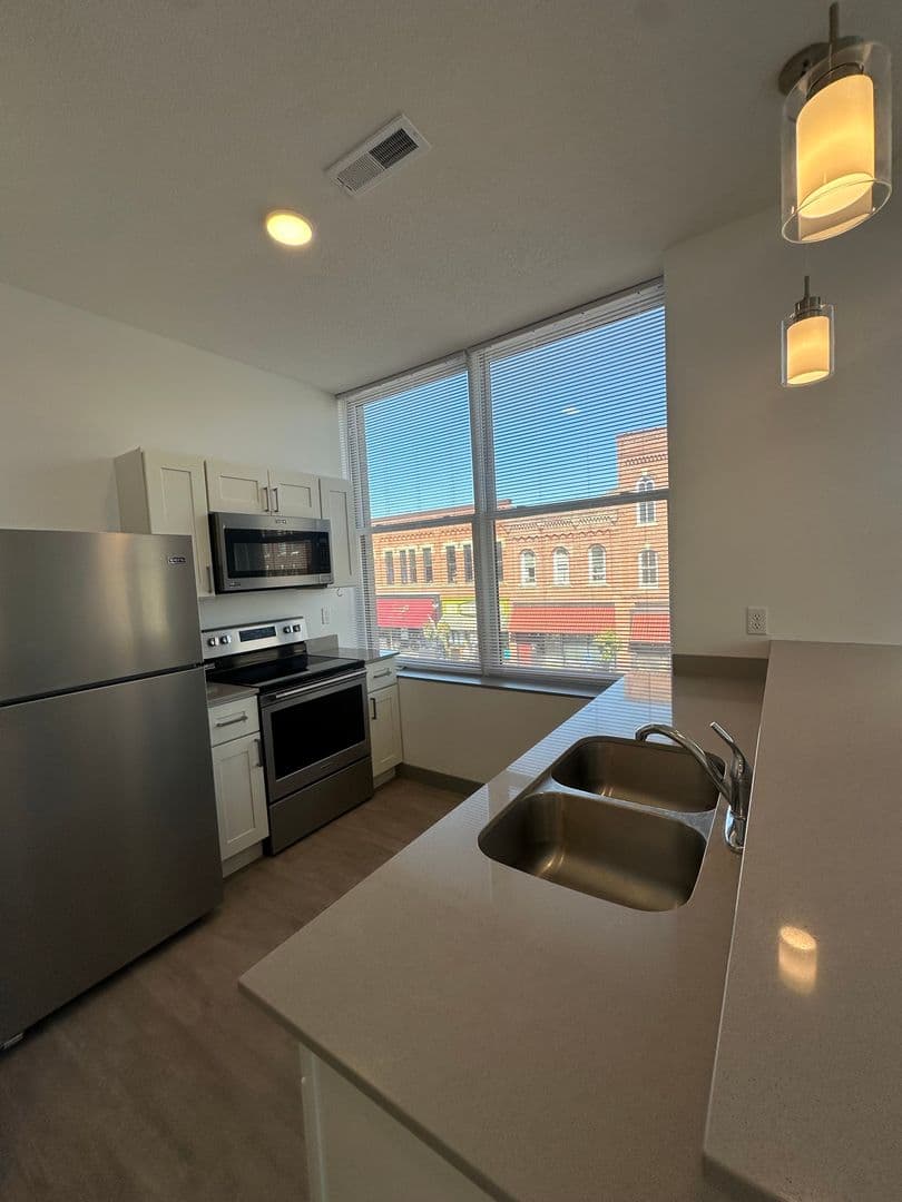 Red Wing Apartment: 222 Bush Street