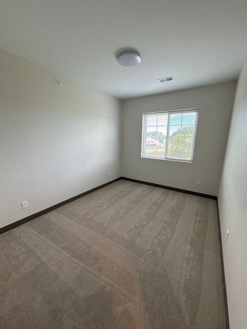 Windom Apartment: 1925 N Redding Avenue