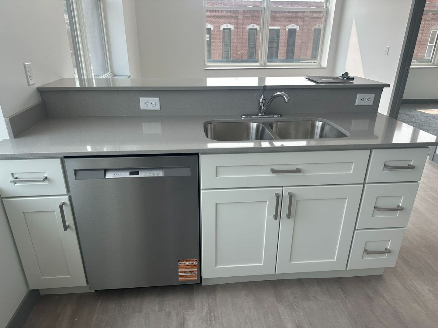 Red Wing Apartment: 222 Bush Street