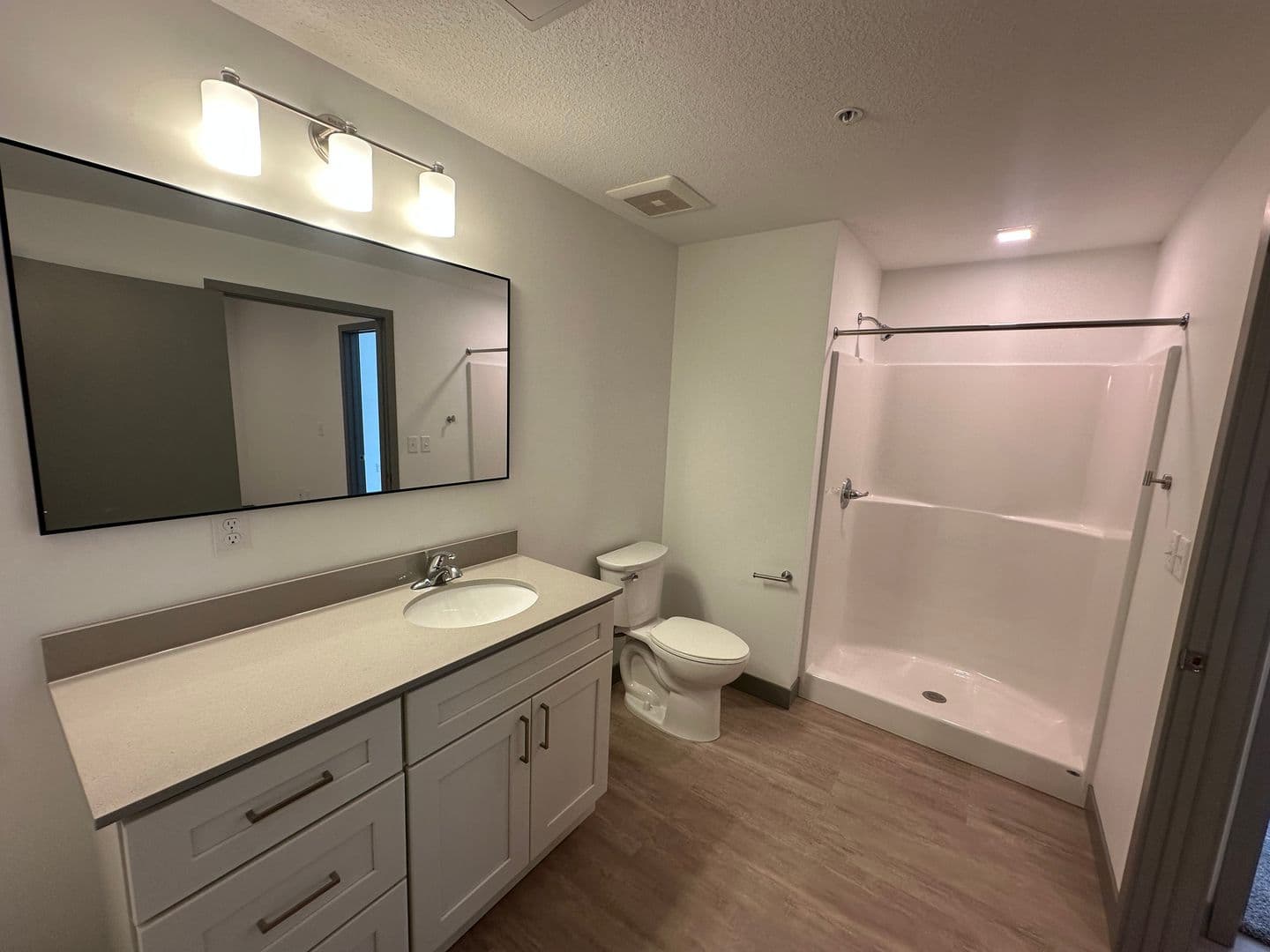 Red Wing Apartment: 222 Bush Street