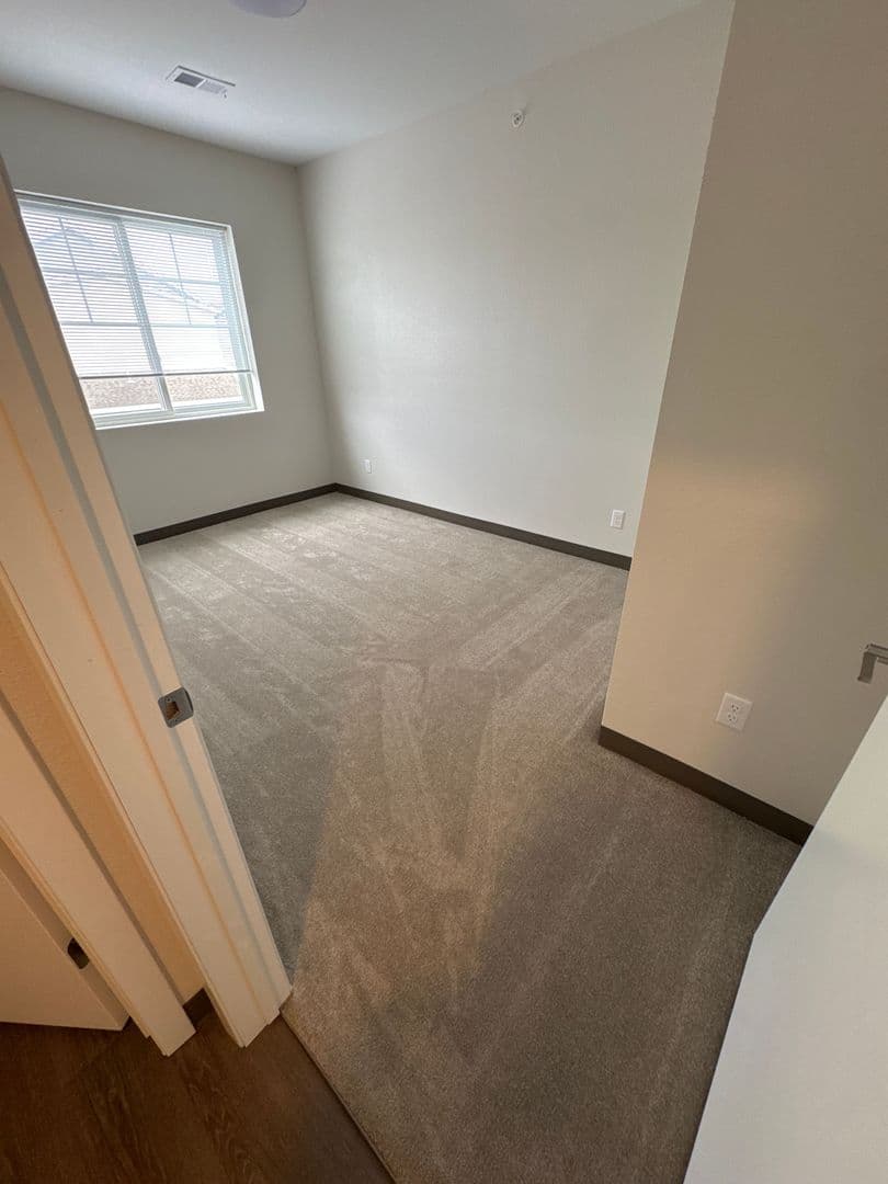 Windom Apartment: 1925 N Redding Avenue