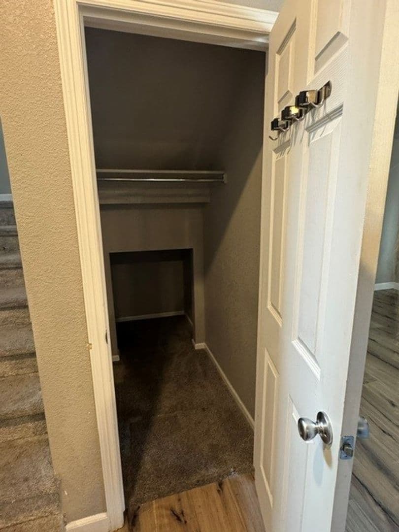 Evans Apartment: Meadowview Court